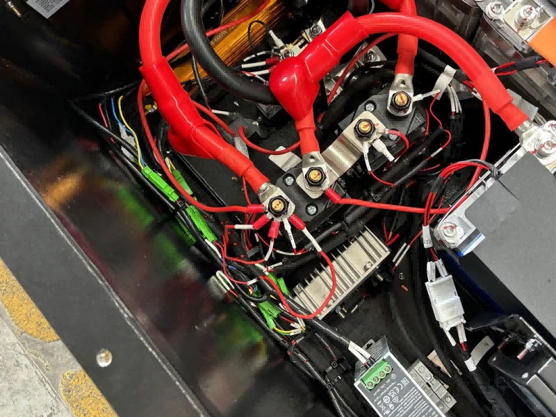 Forklift Battery Swap System: Pro, Cons & Implementazione